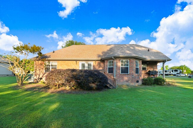 Foto del edificio - Spacious BRICK HOME in Goldsboro - 3 BR, 2...