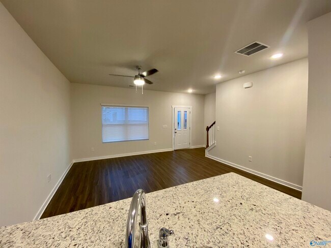 Foto del edificio - 338 Falling Water Ln SW