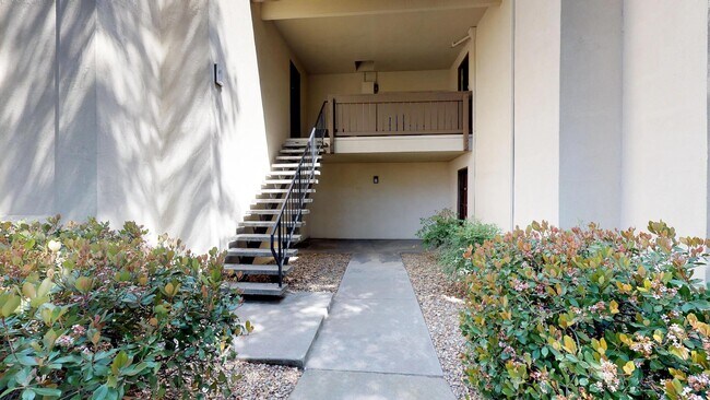 Building Photo - 3701 Colonial Dr