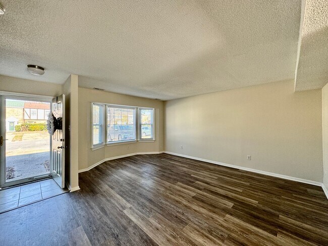 Foto del edificio - Updated 3-Bedroom Townhome 03-25-26!! Fenced yard, excellent School Zones!!