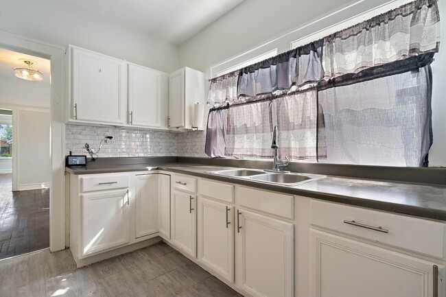 Building Photo - 27 E 101st Pl