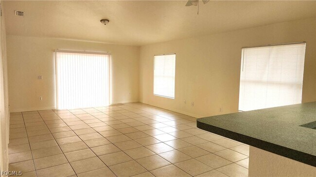 Building Photo - 2147 Fairway Dr