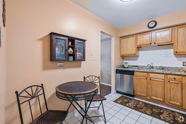1A 1BR, 1BA - 650SF - Comedor/Cocina - Huntington Square