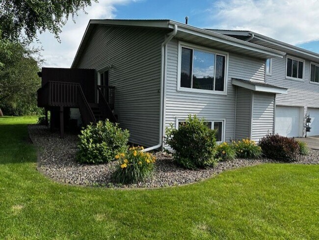 Building Photo - End unit townhome in Lakeville *3Bed*2bath...