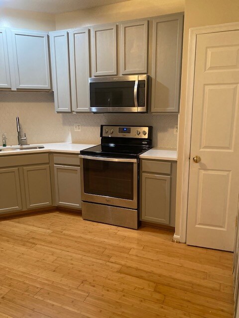 Kitchen - 8309 Cloud St