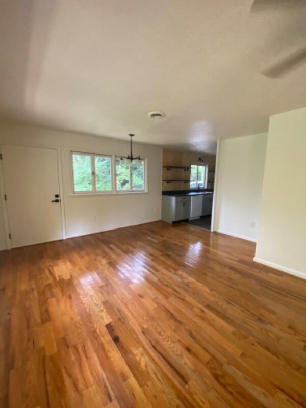 Foto del edificio - 115 Longwood Rd