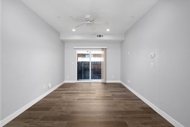 Foto del edificio - 7915 Milton Ave