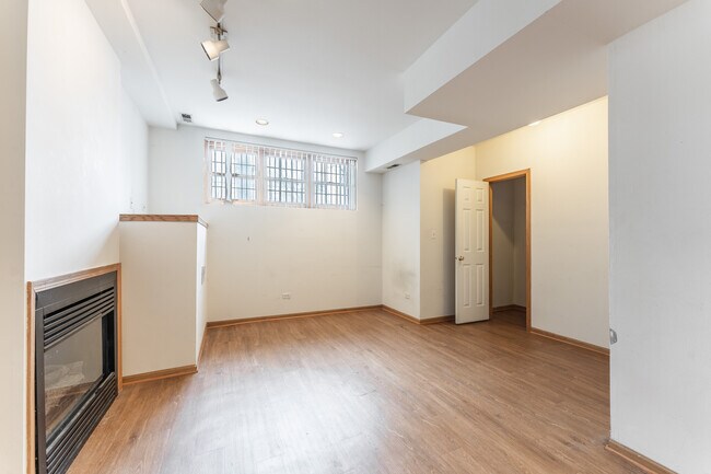 Building Photo - 1112 N Marshfield Ave