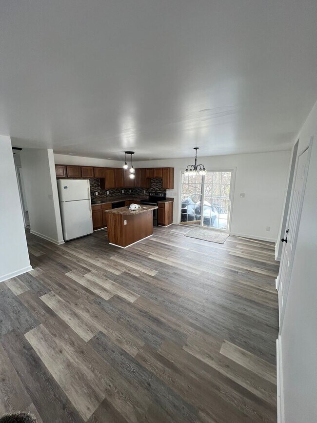 Foto del edificio - 5 BEDROOM, 2 baths $2000.00