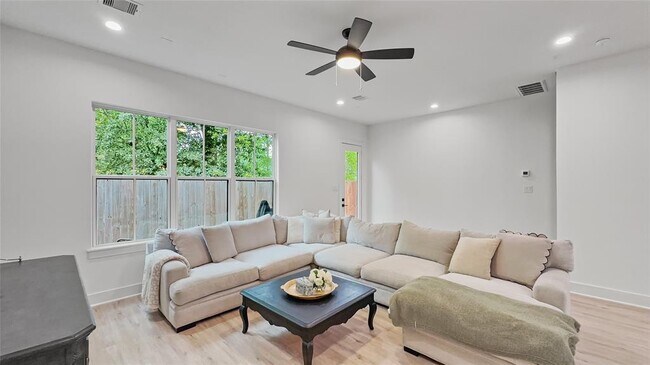 Foto del edificio - 6423 Highland Pine Ln