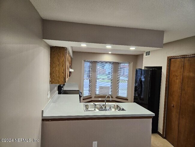 Foto del edificio - 5670 Bennington Dr