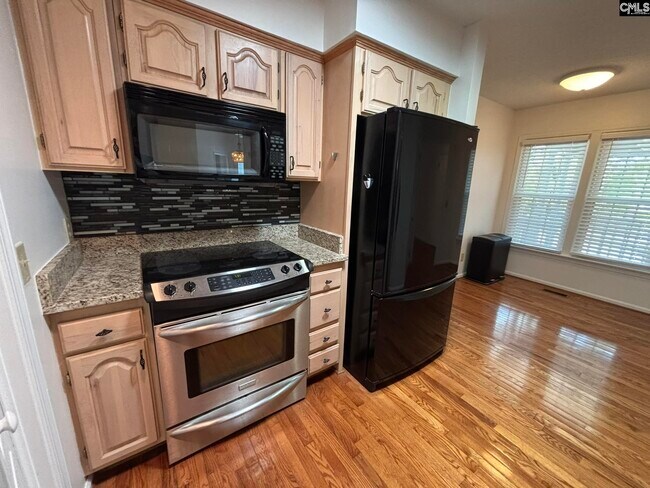 Foto del edificio - 221 Timberlake Dr