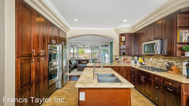 Building Photo - 4 br, 3.5 bath House - 2538 Summit Gln