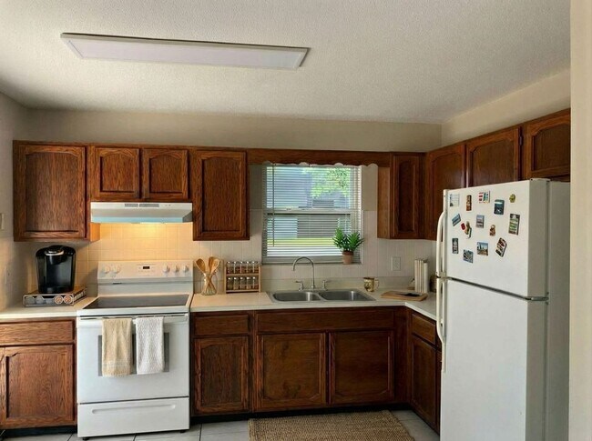 Foto del edificio - 2 Bedroom 1.5 Bath 2 Story Townhouse