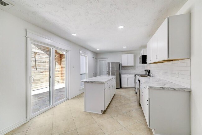 Building Photo - 5610 Easthampton Dr