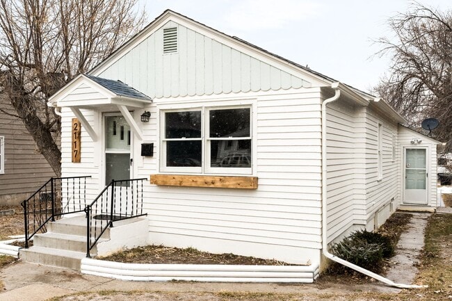 Building Photo - Cozy Two-Bedroom