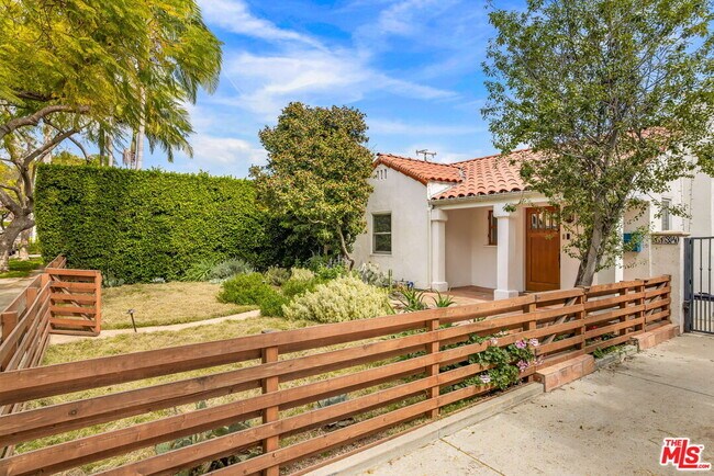 Foto del edificio - 1134 N Poinsettia Pl