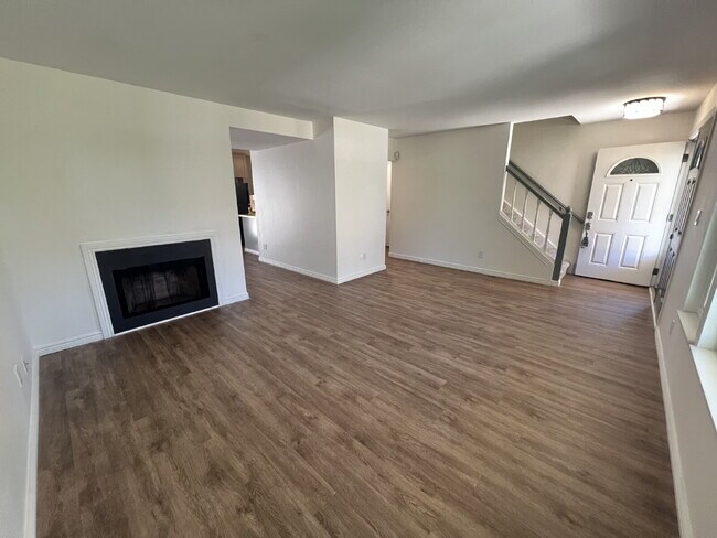 Foto del edificio - 7052 E Briarwood Dr