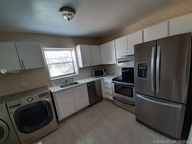 Building Photo - 301 N Pine Island Rd