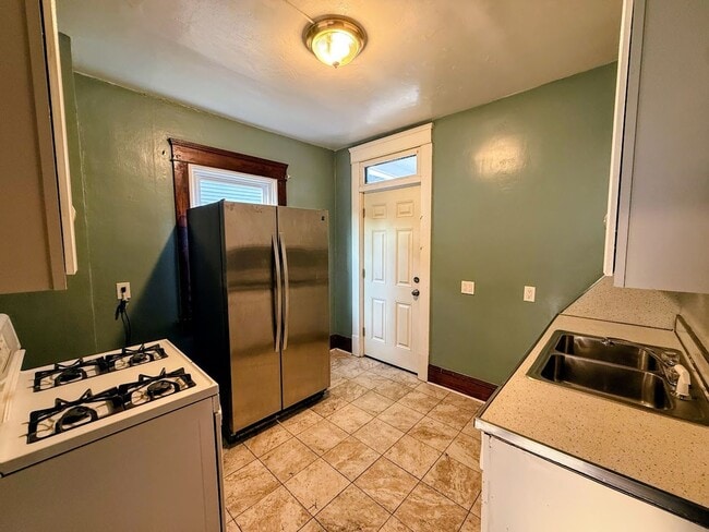 Building Photo - Beautiful 3 bedroom home on corner lot with garage - Canton NW