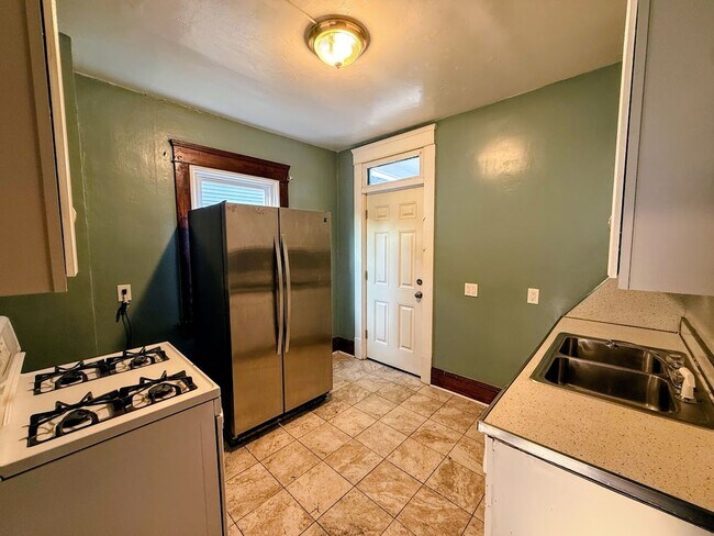 Foto del edificio - Beautiful 3 bedroom home on corner lot with garage - Canton NW
