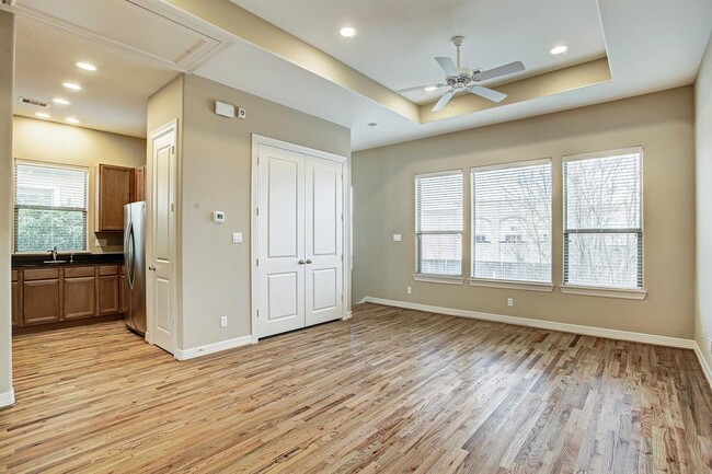Building Photo - 3824 Center Plaza Dr