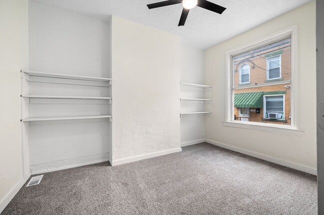 Building Photo - 3 bed 1 bath - newly updated, central air, laundry.