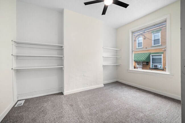 Foto del edificio - 3 bed 1 bath - newly updated, central air, laundry.