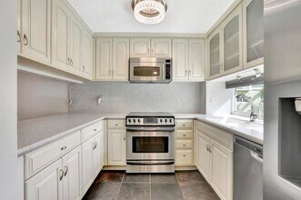 Building Photo - 884 SE 19th Ave