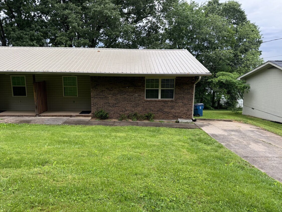 Foto principal - 2 Bed 1 Bath in Rossville w/ Huge Storage ...