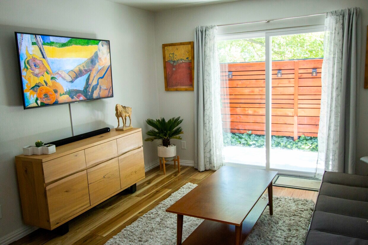Sala de estar y patio - 5607 Harvest Hill Rd