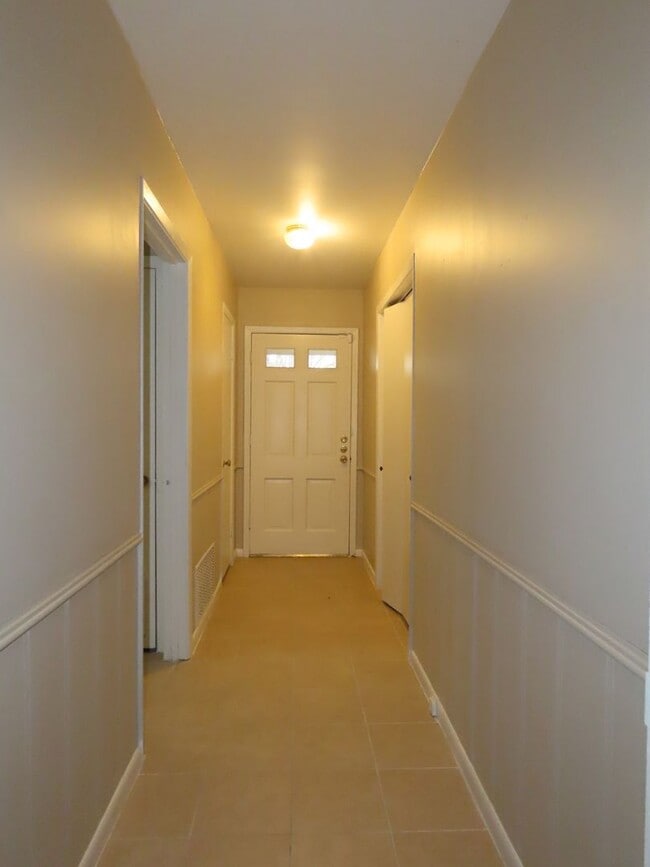 Building Photo - Charming 4 Bedroom 2 Bathroom w/ Bonus Room!