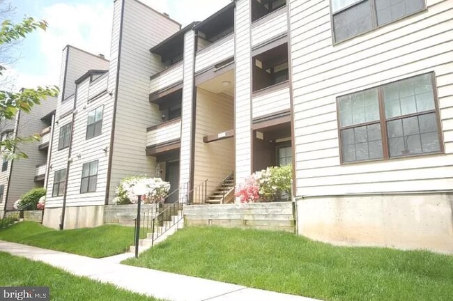 walk trail in front of unit - 1649 Carriage House Ter