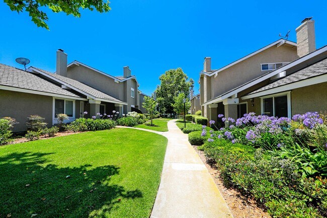 Foto del edificio - Beautiful 2 bedroom Irvine Townhome