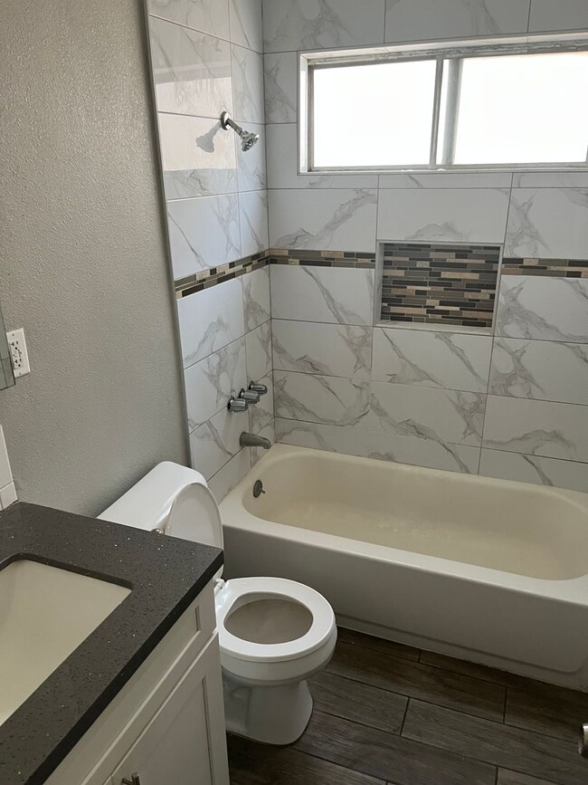 Building Photo - Fully Renovated 1 Bedroom Apartment! Downs...