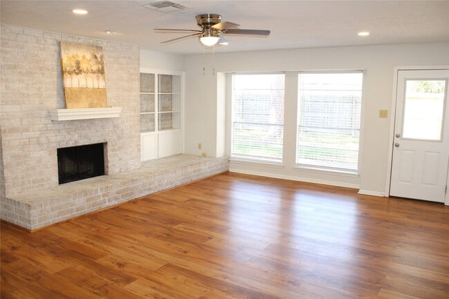 Building Photo - 819 Walbrook Dr