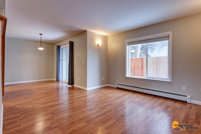 Building Photo - Amberwood Park: Homey Townhouse with Fence...