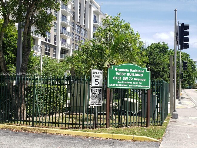 Foto del edificio - 8107 SW 72nd Ave