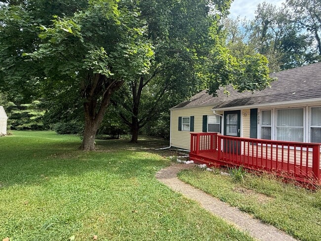 Building Photo - 2301 W Oliver Dr