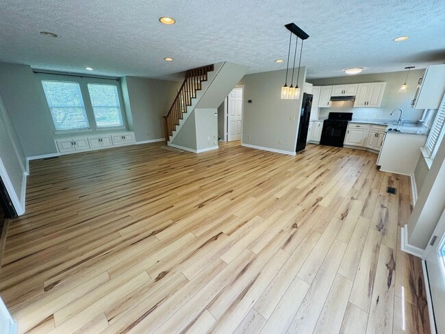 Building Photo - For Lease - 4 Bed, 3.5 Bath, 2750sqft Home...