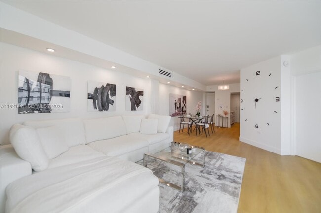 Building Photo - 801 Brickell Bay Dr