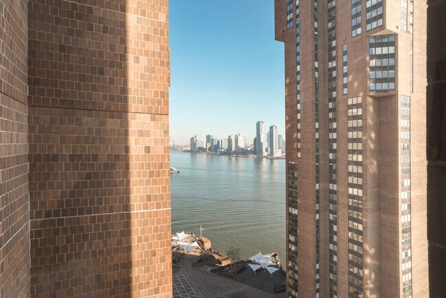 Foto del edificio - 10 Waterside Plaza