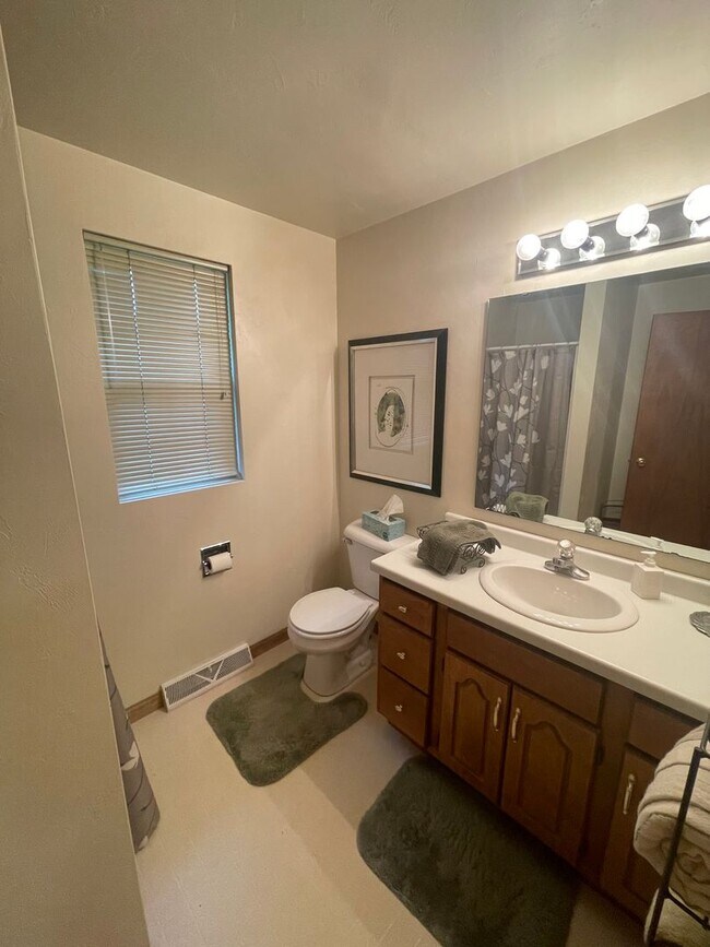 Building Photo - 3 Bed 2 Bath Duplex