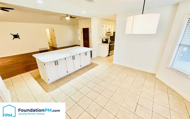 Building Photo - 2409 Fairway Oaks Dr