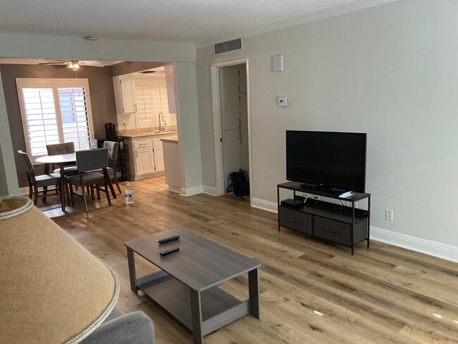 Foto del edificio - 1407 N Sunrise Way