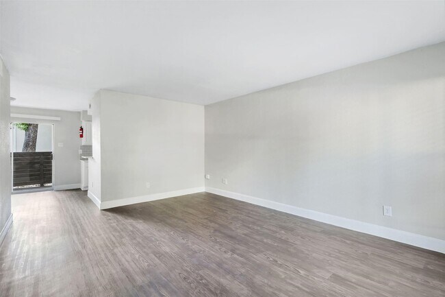 Foto del edificio - Make a Cool Move This Summer – Up to 2 Mon...
