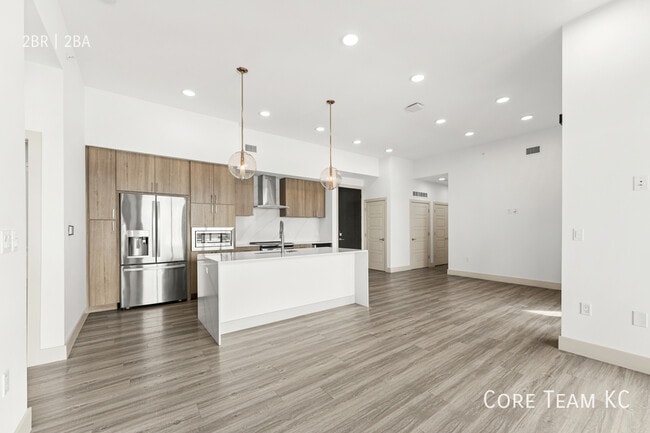 Building Photo - 215 E 18th Ave