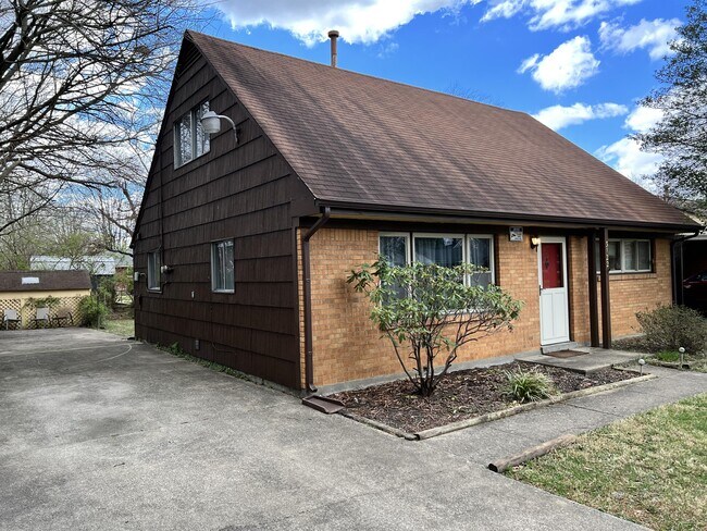 Foto del edificio - 3122 Commander Dr