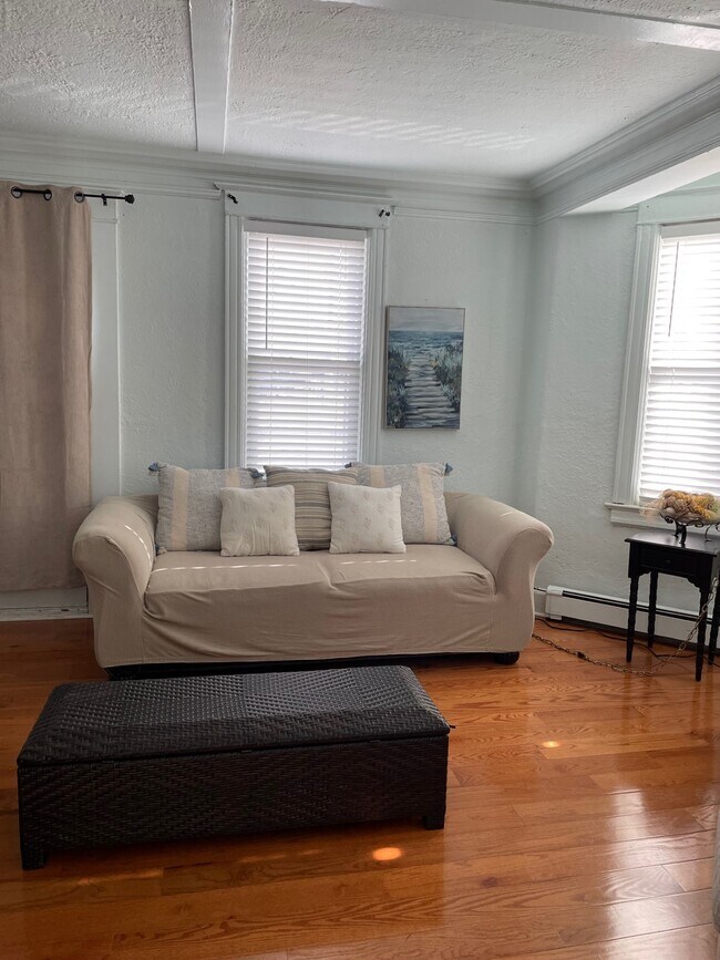 2nd Fl Sitting Rm/4th BR - 60 Saratoga Ave