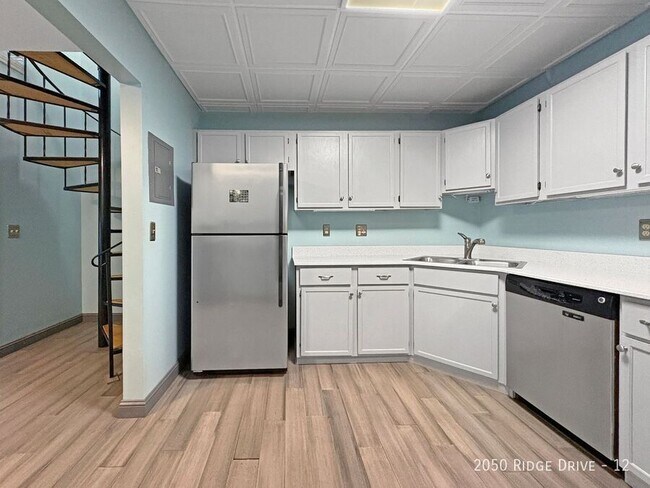 Foto del edificio - 2050 Ridge Dr